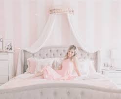 Pinterest Ashley Lilarianagrande Bed Crown Canopy Bed Crown Crown Wall Decor