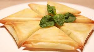 Brique,camembert,tomate,brique de crème fraîche semi épaisse,moutarde à l'ancienne,mâche,roquette,huile de noix,vinaigre,poivre ingrédients : Samoussa Comment Plier Une Feuille De Brick En Triangle Femme Actuelle Le Mag