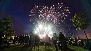 Motif de feu dartifice rouge 2021 bonne année. Feux D Artifice Du 14 Juillet Plus De 40 Feux Dans Le Nord Et Le Pas De Calais