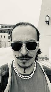 Long hair and pearls part 5… windy! up and then down #cabeludos  #menwitholonghair #guyswithlonghair