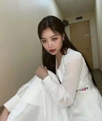 莊錠欣（英語： elkie chong ，1998年11月2日 － ），藝名elkie（韓語： 엘키 ），香港 歌手，童年為香港少女組合honey bees成員，亦多次出演香港無綫電視的電視劇，2016年加入韓國經紀公司cube娛樂旗下女子組合clc及擔任領唱 ，直到2021年初退出clc以及與cube娛樂解約。 4vwurxcuajoktm
