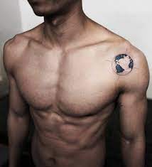 40 Kleine Tattoo Designs Fur Manner Mit Tiefen Bedeutungen Cool Small Tattoos Tattoo Designs Men Globe Tattoos