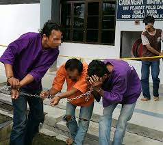 Seramai 16 anggota kongsi gelap geng 35 sungai petani termasuk dua adik beradik dihadapkan ke mahkamah sesyen sungai petani atas tuduhan menjadi ahli. Reman Pasangan Kes Dadah Dilanjut Seminggu