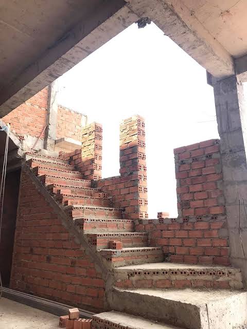 bậc cầu thang rơi vào cung lão
