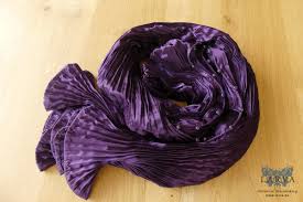 Makes a person want to touch it and marvel at how it plays with the light and responds to a breeze or gravity as the wearer moves. Fortuny Delphos Or How To Pleat By Hand Larva Historical Dressmaking