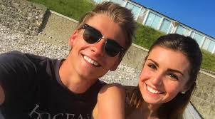 Fidji, elle fait parti de la tribu jaune : Koh Lanta Fidji Thomas En Couple Il S Affiche Complice Avec Sa Cherie Sur Instagram Photos