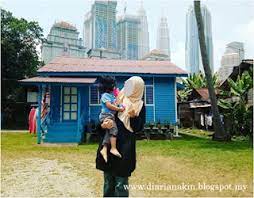 Rumah di sana, meskipun dibangun dengan elok dan penuh warna, tak ada yang memiliki pagar. Kuconteng Diari Rumah Biru Kampung Bharu