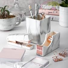 Office Decor Girl Boss Inspo When You Just Want A Sprinkle Of Glamour Over An Elegantly Styled Desk T Work Desk Decor Gold Room Decor Rose Gold Room Decor