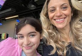 Robyn Nicholson's Instagram, Twitter & Facebook