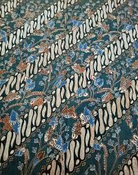 Motif batik priyangan ini memiliki motif tumbuhan, dimana tumbuhan tersebut digambar dan tersusun rapi dan simetris. 45 Motif Batik Parang Rusak Kusumo Kencana Barong
