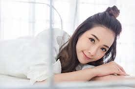 Rendam bawang putih dalam air panas selama 30 menit, kupas, cuci bersih, lalu masukkan dalam stoples. Cantik Dalam Kesederhanaan Ini Rahasia Artis Korea