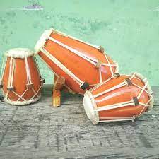 Sampe termasuk sebagai alat musik kordofon, yang mengeluarkan bebunyian dari dawai atau senar. 8 Contoh Alat Musik Ritmis Tradisional Indozone Id