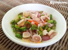 Salah satu makanan pendamping yang tak boleh terlewat saat makan adalah sambal. Bikin Sambal Matah Sendiri Yuk Kepo Nih