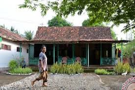 Nama rumah adat madura ialah tanean lanjhang yang berarti halaman panjang, berfungsi sebagai tempat tinggal dan gambaran kehidupan sosial di daerah yang masyhur dengan sebutan pulau garam tersebut. Perjuangan Perempuan Madura Pertahankan Tanean Lanjhang Gaya Hidup