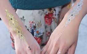Paling Keren 13 Gambar Henna Simple Tapi Keren 5 Desain Henna Tangan Simple Yang Buat Mu Bersinar From Www Popbela Com 2000 Gam Di 2020 Henna Gambar Desain Henna