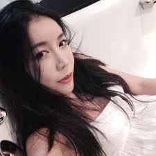 Nia Lam (@nialam1989)