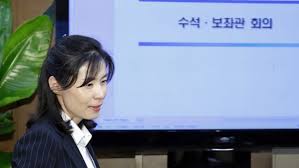 김외숙(왼쪽) 청와대 인사수석과 김진국 민정수석이 지난달 12일 오전 더불어민주당에서도 김외숙 인사수석 책임론이 고개를 들었다. Ssm9s3f6bi5 Vm