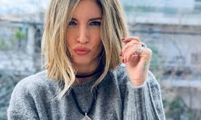 Την είδηση γνωστοποίησε η ίδια σήμερα, με ανάρτησή της στο instagram. A8hna Oikonomakoy H Egkataleipsh Twn Spoydwn H Gnwrimia Me Ton Syzygo Ths H Anasfaleia Kai To 2o Paidi