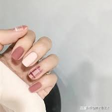 2019年超火的美甲圖案 通勤簡約顯手白 七大姑八大姨都誇你美 每日頭條 minimal nails beauty nails design plaid nails