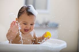 Bathing your newborn baby may seem intimidating at first, but with a little practice, all mummies and daddies can do it. Splish Splash Baby Bath Time Momcenter Philippines