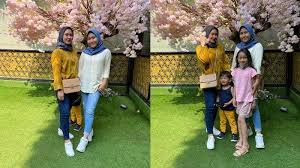 Dengan beredarnya video ini, mesin di dalam video tersebut, terlihat sepasang lelaki dan perempuan berada di sebuah hotel. Viral Kisah Ibu Dan Anak Yang Usianya Hanya Selisih 15 Tahun Sering Dikira Kakak Adik Tribunnews Com Mobile