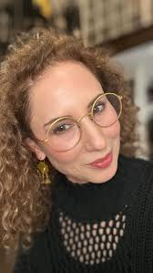 When entertaining at home comfort is key...but casual doesn’t mean boring!  😉 Start with something relaxed, then add those extra touches to make it  feel elevated. Because why not be comfy and ...