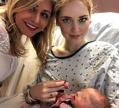 Chiara ferragni partorirá in usa? Chiara Ferragni Dopo Il Parto E Gia A Casa Con Leone E Lo Allatta Gossip It