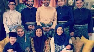 Oh ya saya lupa, anak tetangga sebelah saya itu adalah seorang cewek manis dengan rambut panjang dan memiliki tinggi lebih dari saya. 4 Anak Tiri Siti Nurhaliza Bikin Salah Fokus Satunya Nikahi Artis Indonesia Lihat Fotonya Halaman 3 Tribun Timur