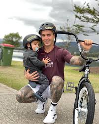 He is 27 years old and is a sagittarius. Logan Martin Facebook