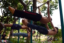 Bây giờ cần thiết lắm mới ra đường. Táº­p Thá»ƒ Hinh Ä'Æ°á»ng Phá»' Hut Giá»›i Tráº» Sai Gon