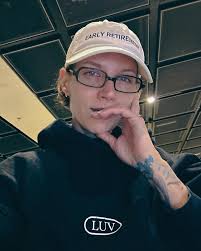 Guess who's five years #sober today! (And a bit tired + sitting at the  airport.)