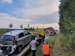 Check spelling or type a new query. Drei Schwerverletzte Nach Unfall Auf B1 Radio Hochstift