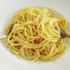 Scolare e versare sul burro fino a farlo sciogliere completamente, se necessario usare un cucchiaio d'acqua di cottura; Spaghetti Burro E Parmigiano Reggiano 8 00 Foto Di Da Robertino Roma Tripadvisor