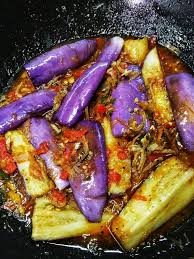 Terung goreng berlada juga dipanggil sebagai terung masak berlada atau terung goreng bercili. Facebook