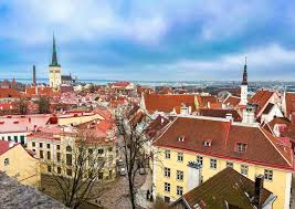📍 Tallinn, Estonia 🇪🇪 Swipe ⬅️ left for some stunning views of Tallinn  old town! 🤩😍 And
