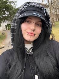 Can anyone tell me who does eyelashes around here? Thanks in advance