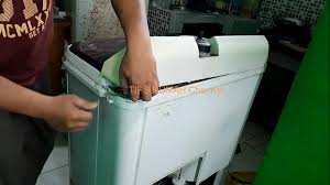 Periksa kabel mesin cuci yang terhubung pada listrik, cabut kabel terlebih dahulu; Memperbaiki Sendiri Kabel Mesin Cuci Yang Putus Oleh Gigitan Tikus Alat Rumah Tangga