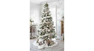 Pour accorder les délicates et originales décorations blanches réalisées en coton fin, le sapin de noël a été paré de plumes blanches. Deco De Noel 39 Sapins 39 Styles 39 Idees