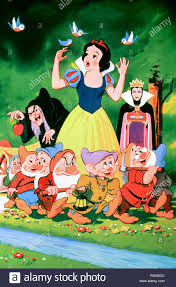 Esta es una hermosa princesa que tuvo que huir al bosque para escapar de la. Blancanieves Y Los Siete Enanitos 1937 Credito Animados Disney Ssnw 009foh Fotografia De Stock Alamy