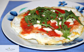 Questa frittata di albumi è il classico esempio di cucina degli avanzi/svuota frigo 🙂 avevo deglia albumi e della salsa di funghi già pronta e per evitare di dover buttare via tutto ho pensato bene di creare queste frittatine. Pizzette Di Albumi 229 Calorie A Porzione Salvia Linea