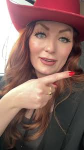 How to wear your cowboy hat correctly. Hi from The Boot Babe! #cowgirl  #thebootbabe