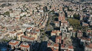 Mevzuatlara göre, yeni yapılan inşaat projelerinin deprem yönetmeliğine uygun olması gerekiyor. Yapi Denetimli Binalar Depreme Daha Dayanikli