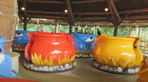 De attractie monsieur cannibale bestaat uit een groot aantal kookpotten waarin de bezoekers kunnen plaatsnemen. Efteling Gaat Monsieur Cannibale Voorlopig Nog Niet Aanpassen Pretparknet Nl