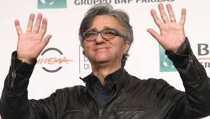 Quando stava per esibirsi nelle ultime canzoni il cantante ha accusato il malore. Curreri Cade Sul Palco Interrotto Concerto Degli Stadio Virgilionotizie