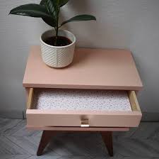 description lt gt lt gt table de chevet vintage scandinave renovee et repeinte dans un beau ton rose saumon le tiroir a ete tapiss decor home decor table