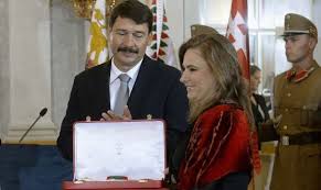 Ez arról szó, hogy egy nagy adag homokot . Order Of St Stephen Handed Over Diplomacy Trade