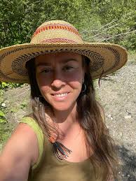 What are some peaceful and creative living spaces in Santa Cruz or the Bay  Area that allow pets and have a yard for growing food?