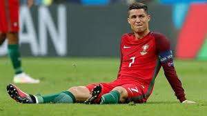 C'est sympathique mais c'est beaucoup trop lui demander. Euro 2016 Une Entorse Du Ligament Du Genou Pour Ronaldo L Express