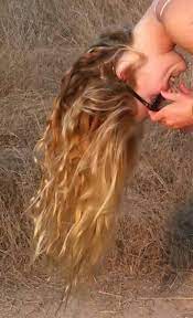 Yes it does, the sun literally burns the melanin in your hair exactly how hydrogen peroxide lighten the hair. Naturally Sun Bleached Hair Sun Bleached Hair Bleached Hair Hair