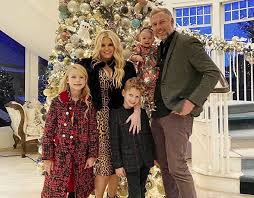 Tras haber superado esta dura etapa de salud, la enfermedad reincidió al año. Esposo De Jessica Simpson Dejo La Bebida Cuando Ella Toco Fondo Labotana Com